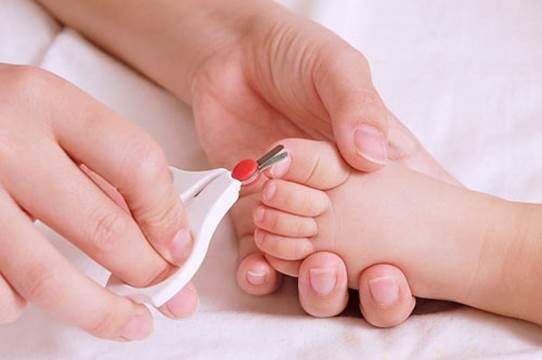 Consigli per tagliare le unghie ai neonati